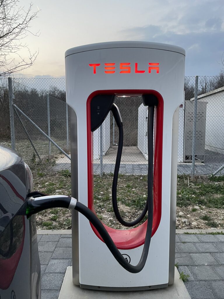 Le dessous des Superchargers Megapack Tesla