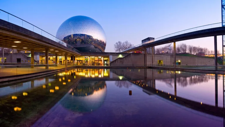 La cité des sciences en voiture électrique
