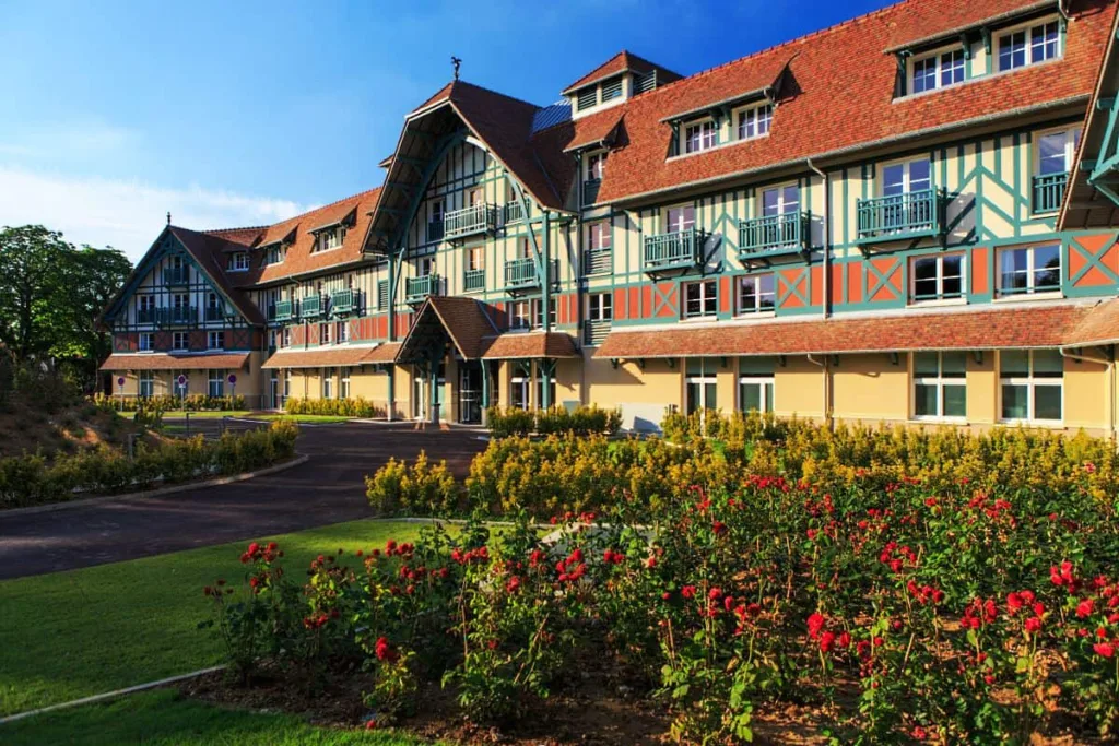 Photo de la façade l'hôtel Renaissance et de ses parterres fleuris