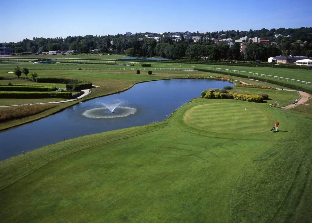 Photo du golf et de l’hippodrome à côté de l'hôtel Renaissance