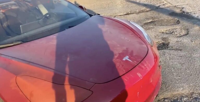 Vidéo choc d’une Tesla Model 3 abandonnée en Ukraine