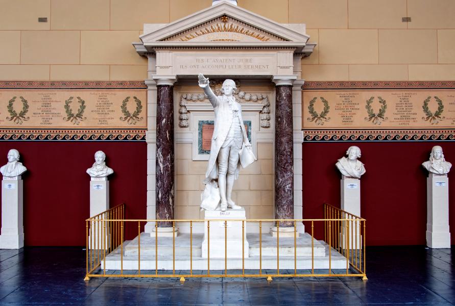Photo de la statue centrale célébrant le serment du Jeu de Paume, dans la Salle du même nom