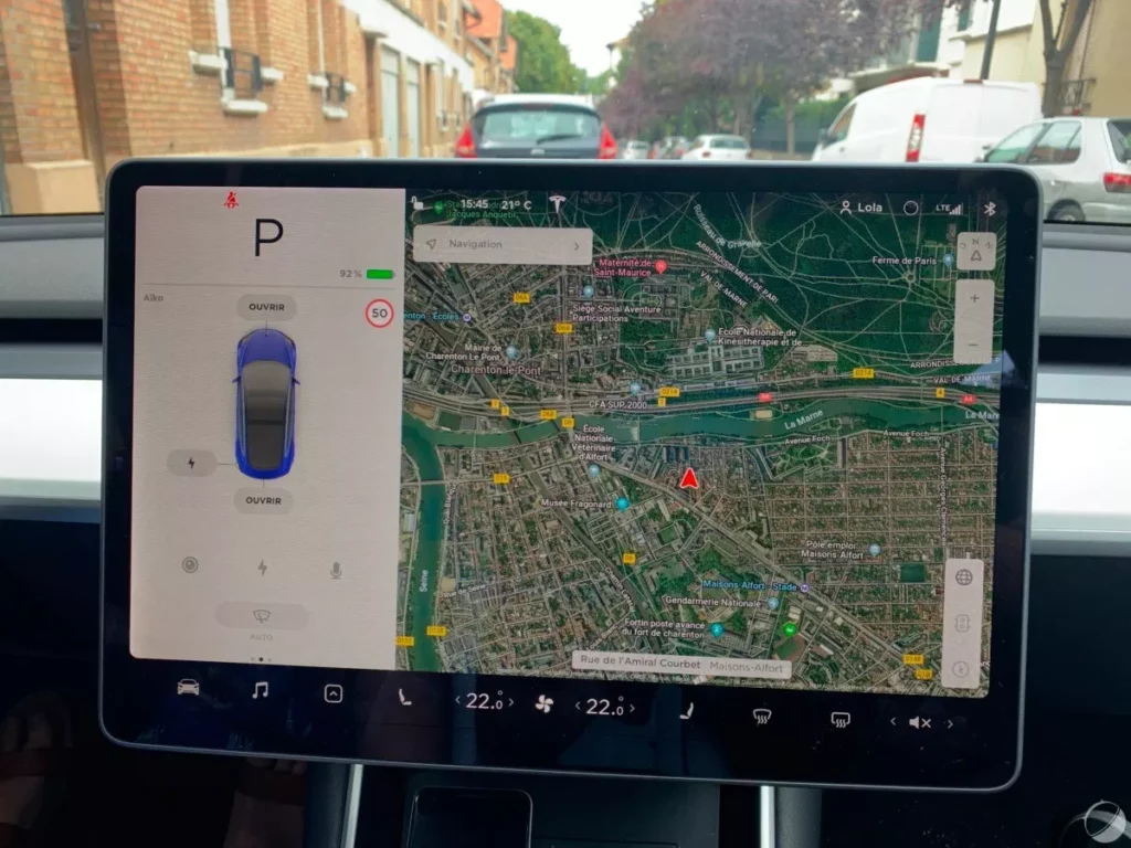 Photo de l'écran intérieur de véhicule Tesla, montrant l'interface du GPS