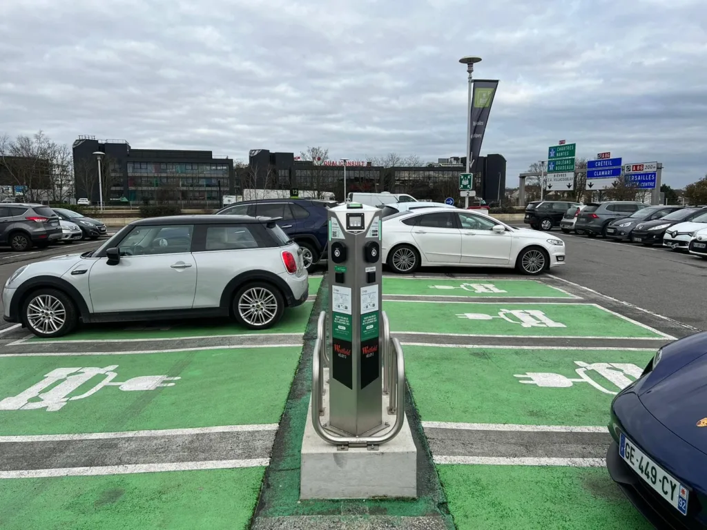 Photo d'un parking avec bornes de recharge et plusieurs VE