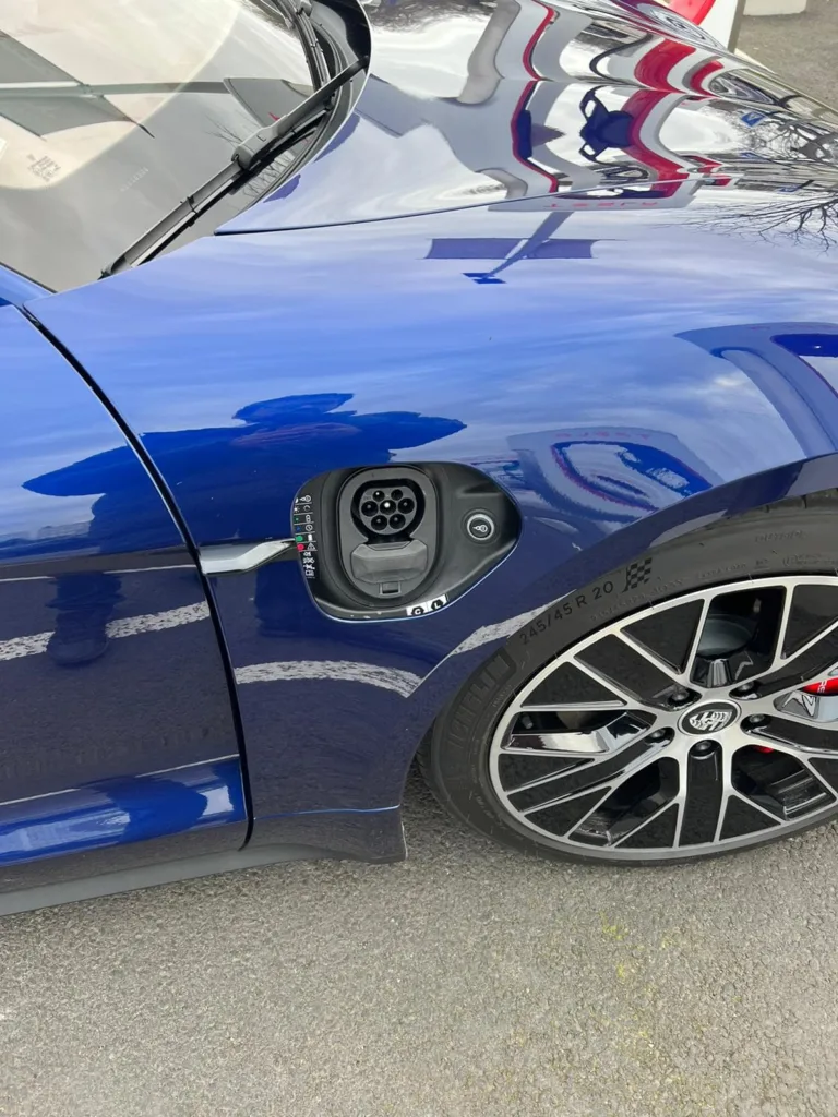 Photo de la trappe d'accès à la prise de recharge du Porsche Taycan
