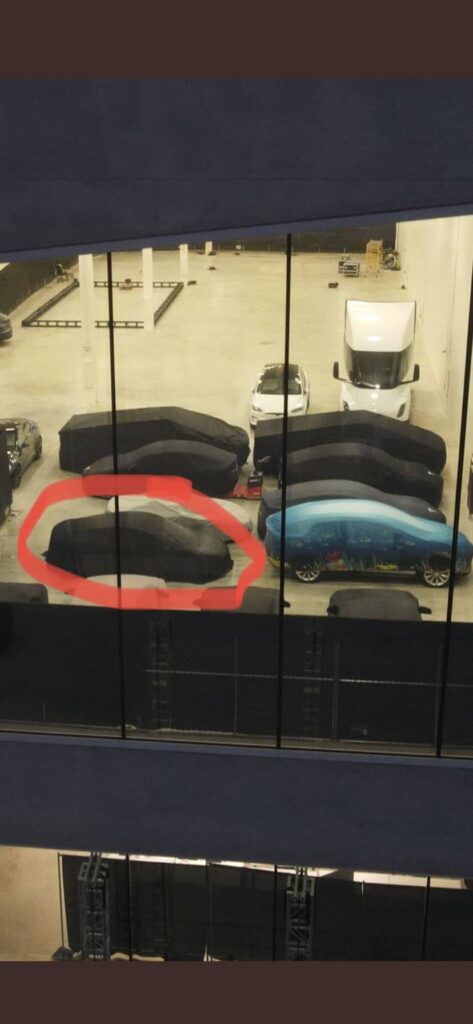 Photo "volée" du (supposé) nouveau Roadster de Tesla, sous une bache