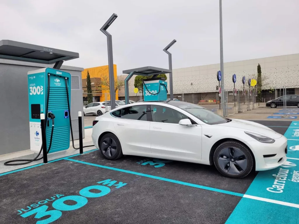 Véhicule Tesla en cours de recharge sur une borne Carrefour