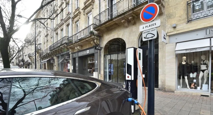 Tesla se charge à Bordeaux