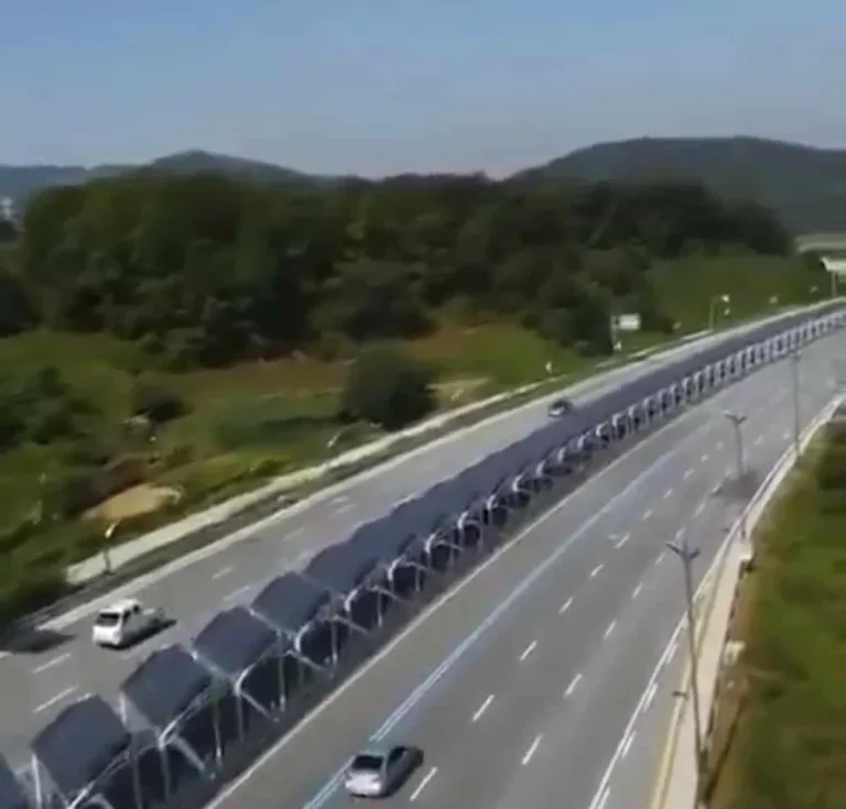 L&rsquo;expérimentation incroyable de panneaux solaire sur autoroute