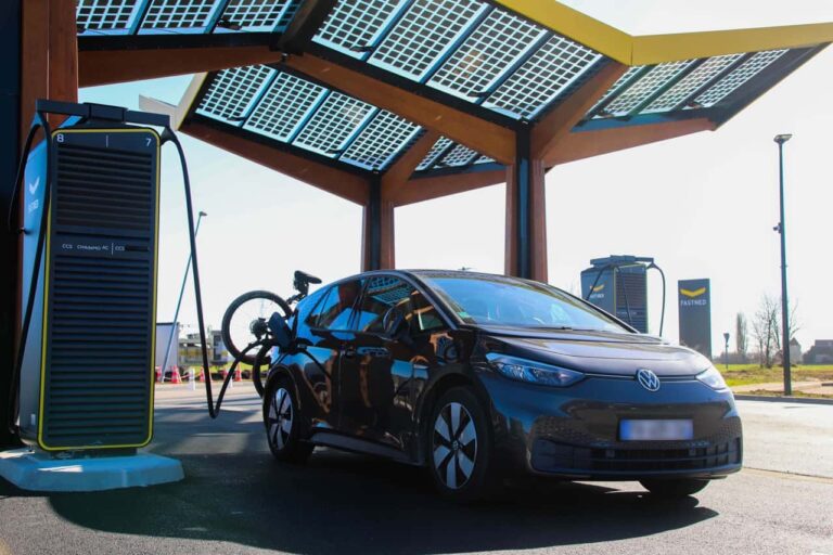 Illustration_dune_station_de_recharge_electrique_sur_une_aire_APRR (3) Grande