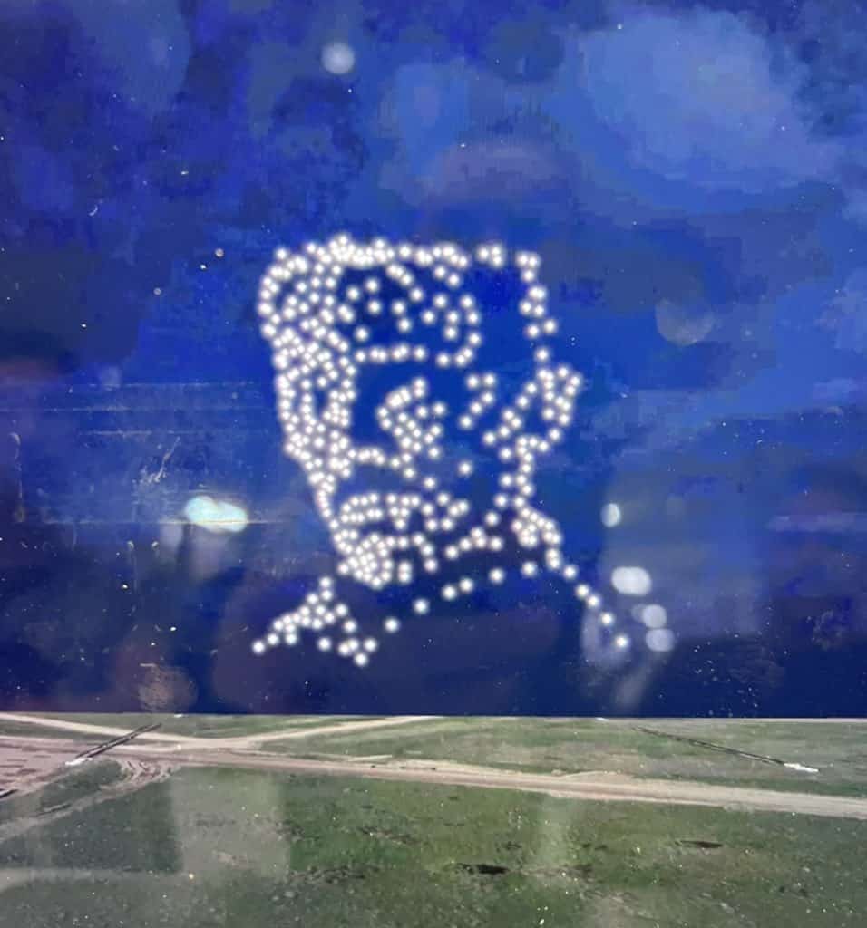Portrait de Nikola Tesla avec des drones lumineux