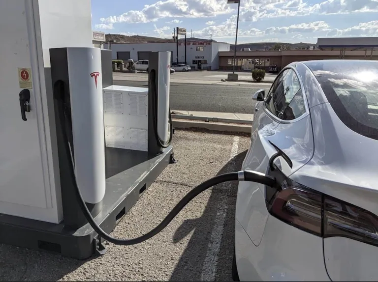 Polémique autour d&rsquo;un abonnement Supercharger pour les non-Tesla