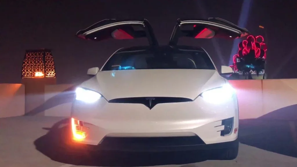 Démo de l'appli ModelXMas, avec une Tesla Model X