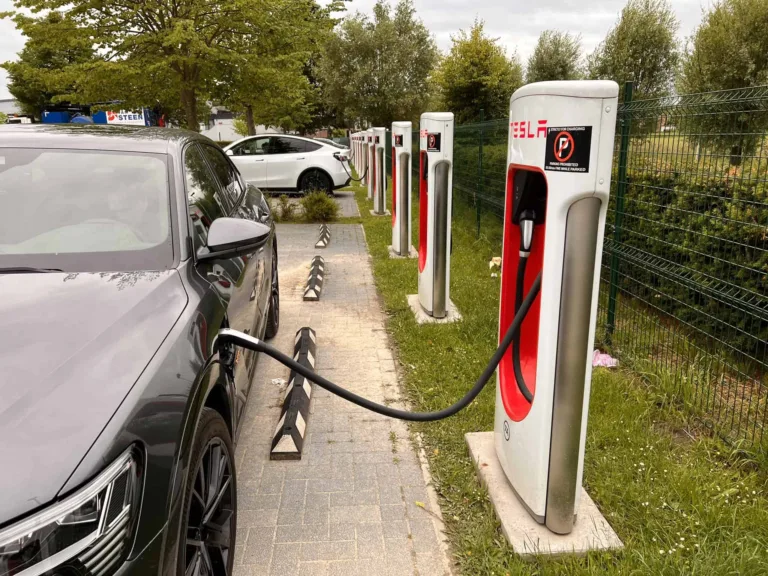 L&rsquo;audi E-tron pose problème aux Superchargers