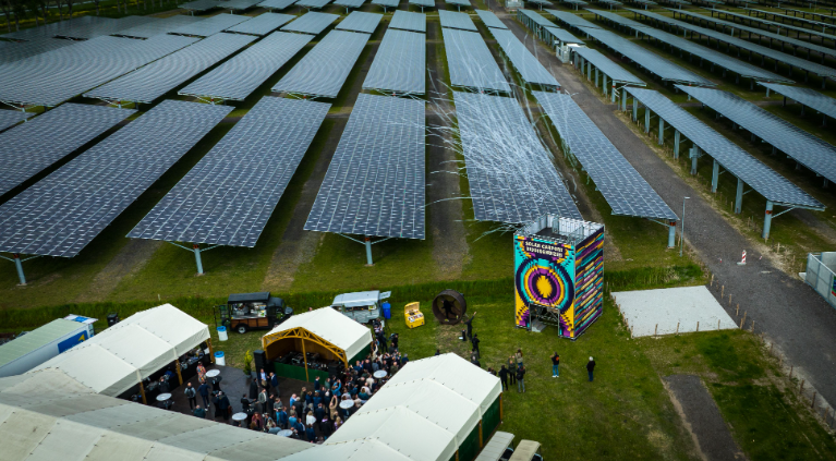 L’image incroyable du plus grand Carport solaire au monde