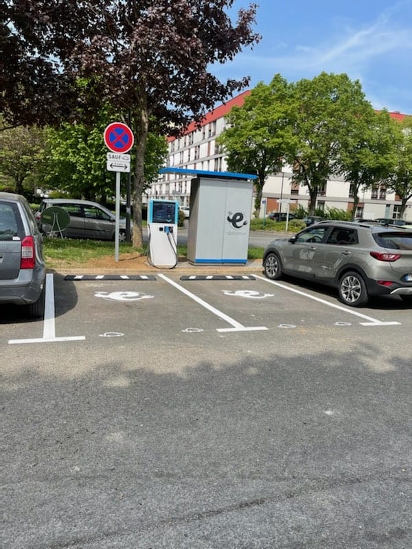 Parking équipé d'une borne de recharge Stations-e