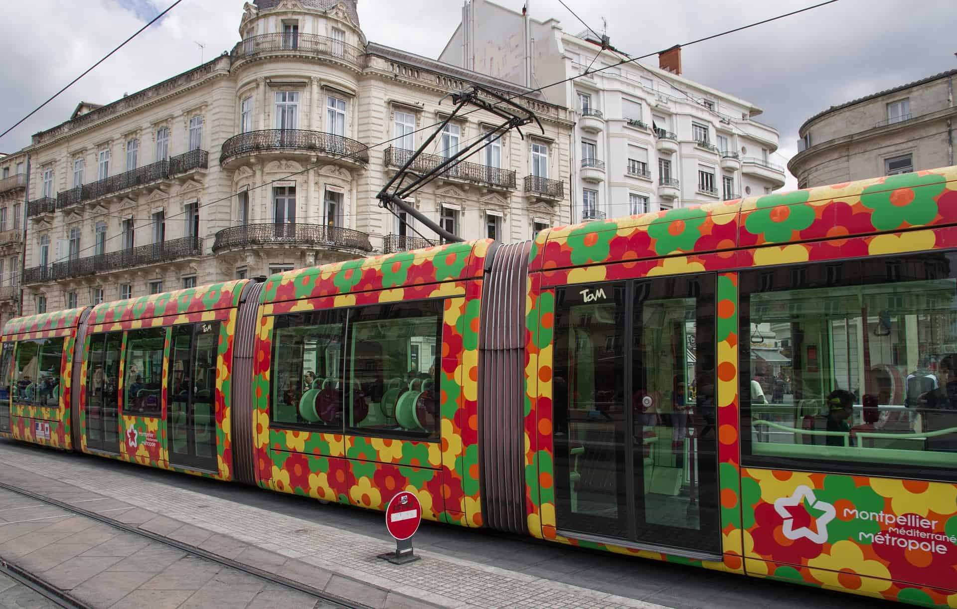 Montpellier tram et borne de recharge
