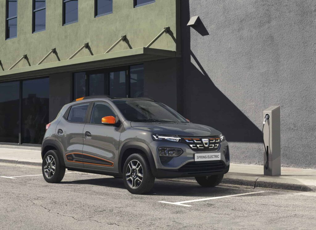 Dacia Spring et borne de recharge