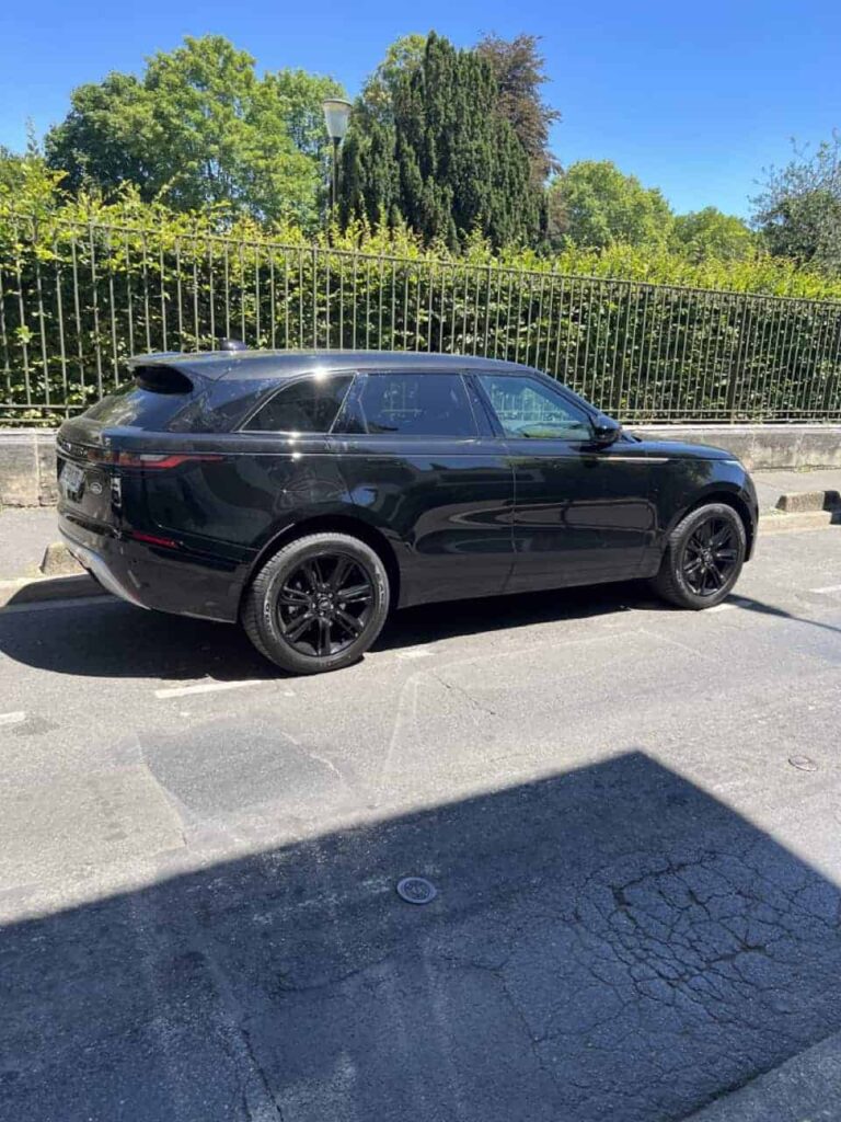 Vue latérale de la Range Rover Velar P400E