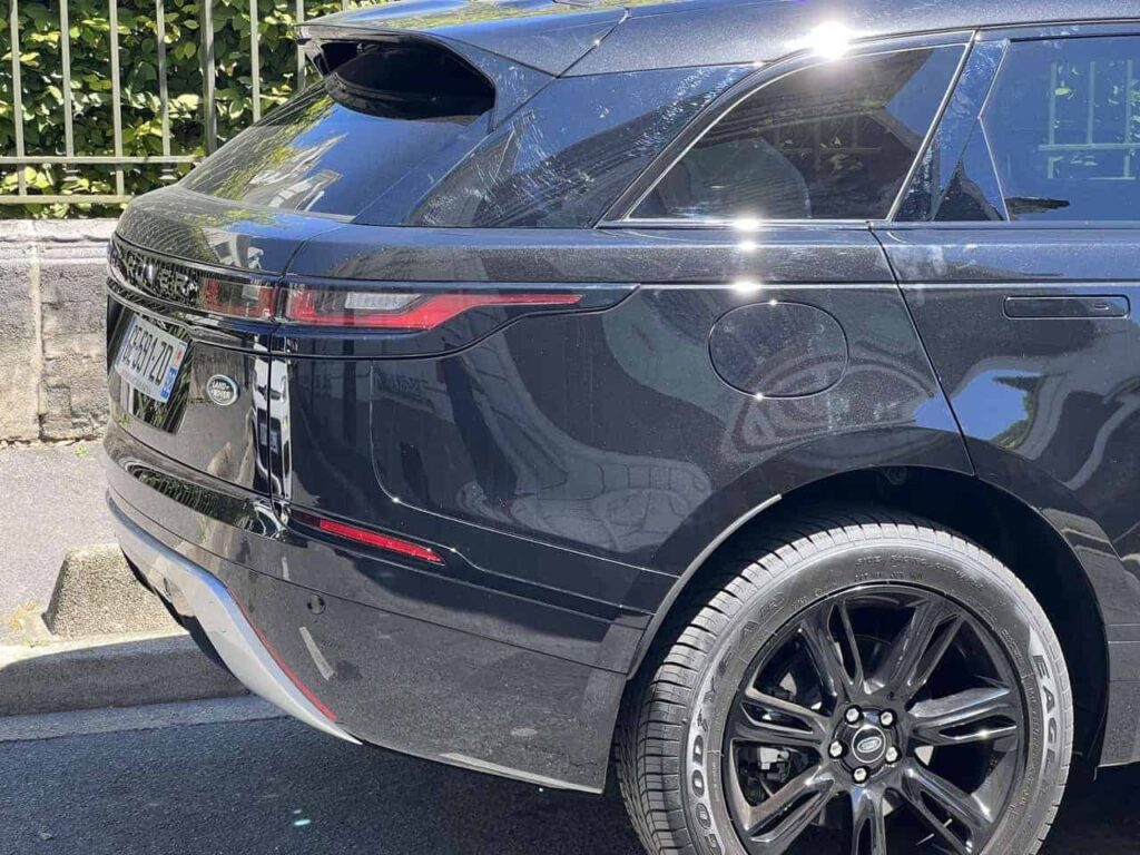 Range Rover Velar P400E, vue latérale sur la trappe du chargeur