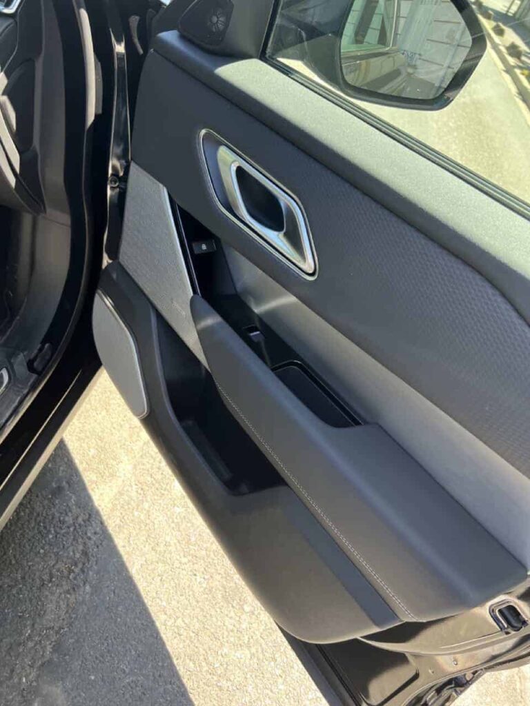 Autre détail de la porte avant droite du Range Rover P400e