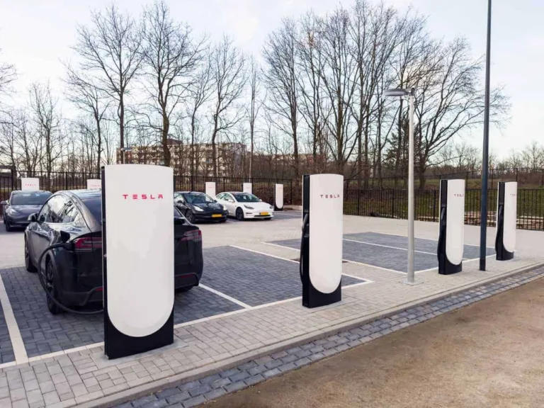 Mise à jour des stations de Superchargeurs Tesla : nouveautés sur l&rsquo;écran de bord et l&rsquo;application