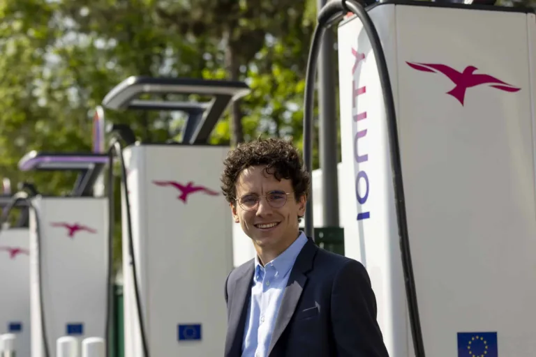 Voiture électrique : le concurrent principal de Tesla simplifie la recharge