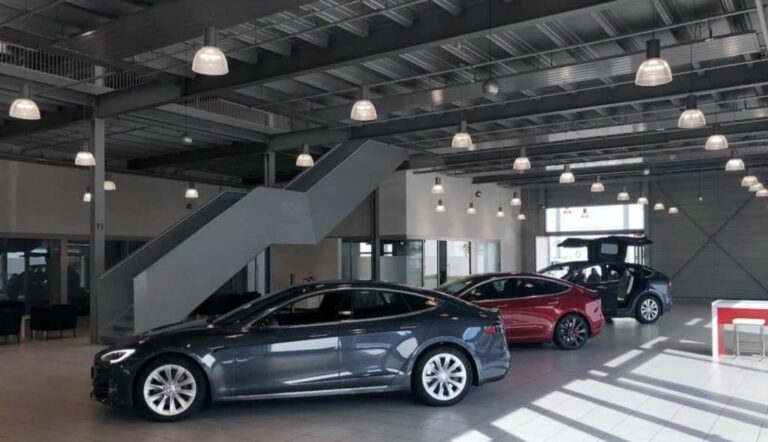 Tesla trouve le moyen de livrer plus rapidement ses voitures