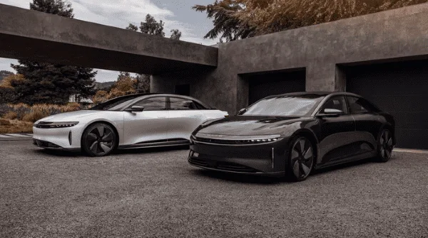Duo de Lucid Air, blanche et noire