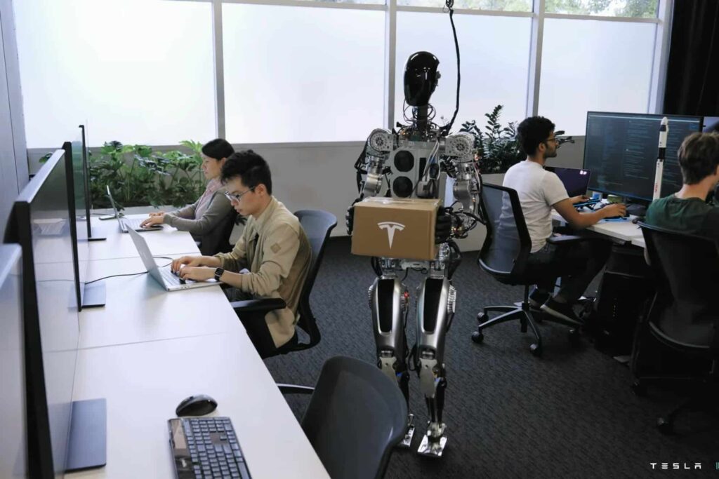 Optimus, le robot Tesla livrant un colis Tesla dans les bureaux de l'entreprise