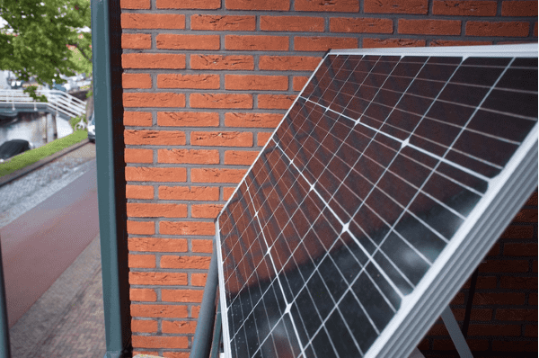 Panneaux solaires installés sur un balcon