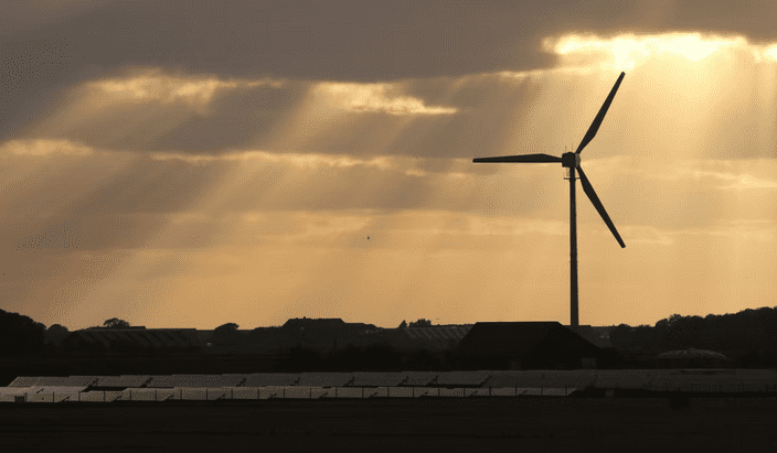 Photo d'une éolienne et de panneaux solaires