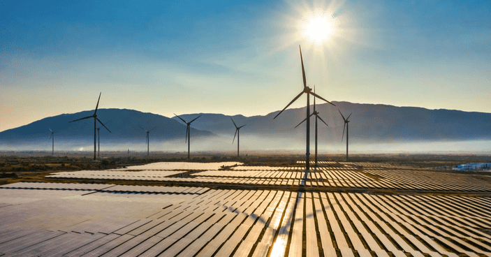 Transition énergétique : champs d'éoliennes et de panneaux solaires