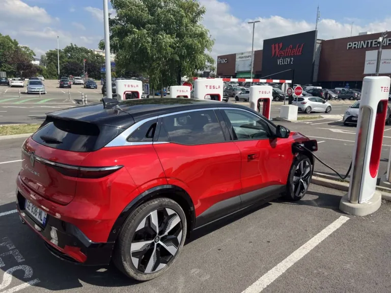 Superchargeur Tesla : le scandale silencieux des véhicules à prise côté droit