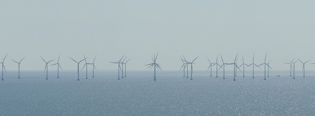 Parc d'éoliennes, installé en mer pour accroitre l'efficacité de la production d'énergie.