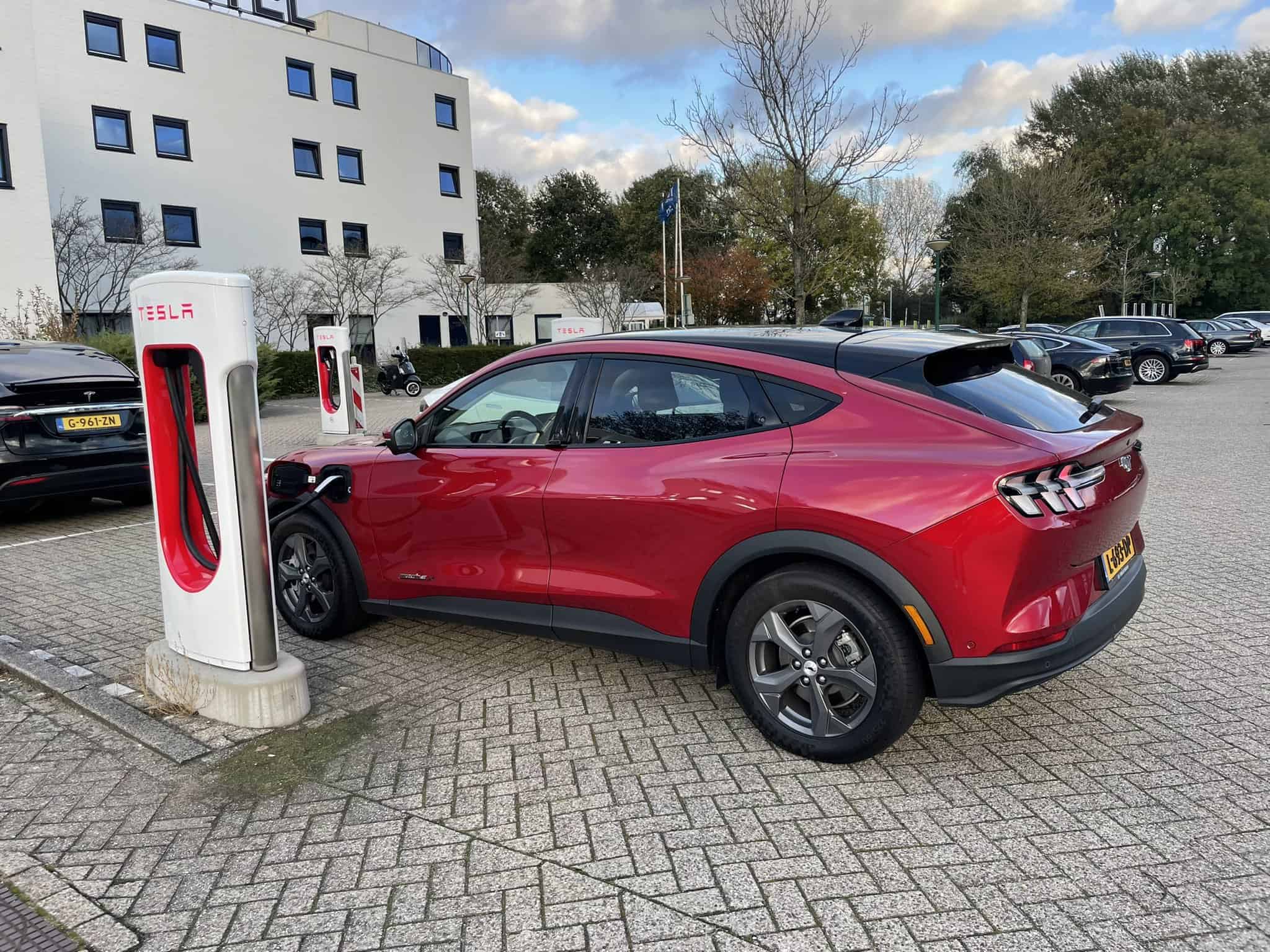 Supercharger : la borne ultrarapide de Tesla pour voiture électrique est  arrivée