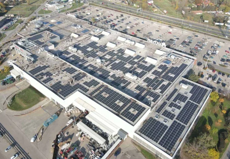 L&rsquo;image incroyable d&rsquo;un supermarché équipé de panneaux solaires