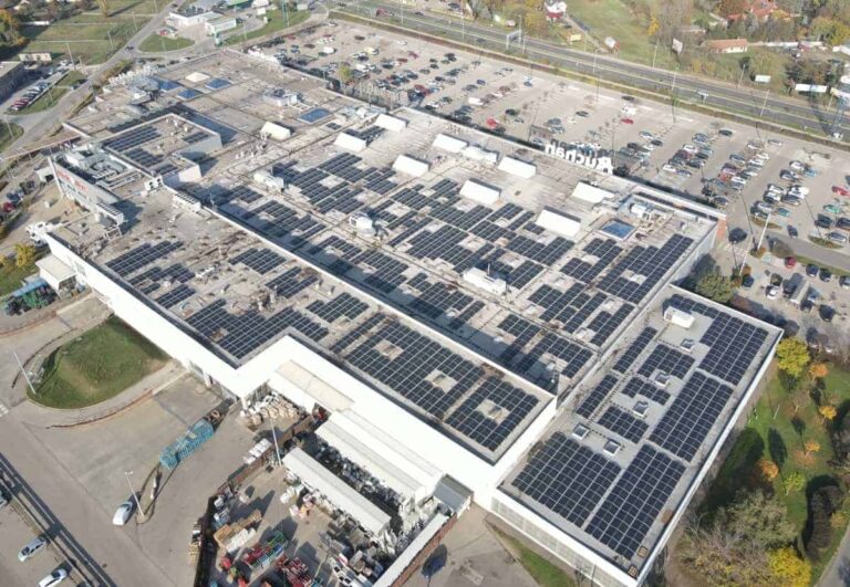 L’image incroyable d’un supermarché équipé de panneaux solaires