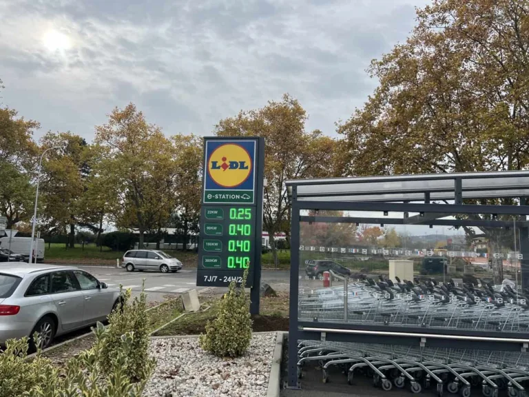 Totem de la station de recharge Lidl de Villefranche-sur-Saône affichant ses tarifs au kilowattheure