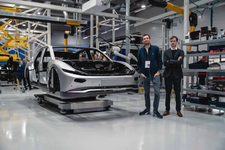 Lightyear démarre la production du premier véhicule électrique solaire