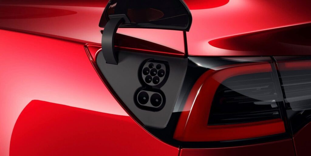 Photo d'une prise combo CSS sur une Tesla Model 3 destinée au marché européen.