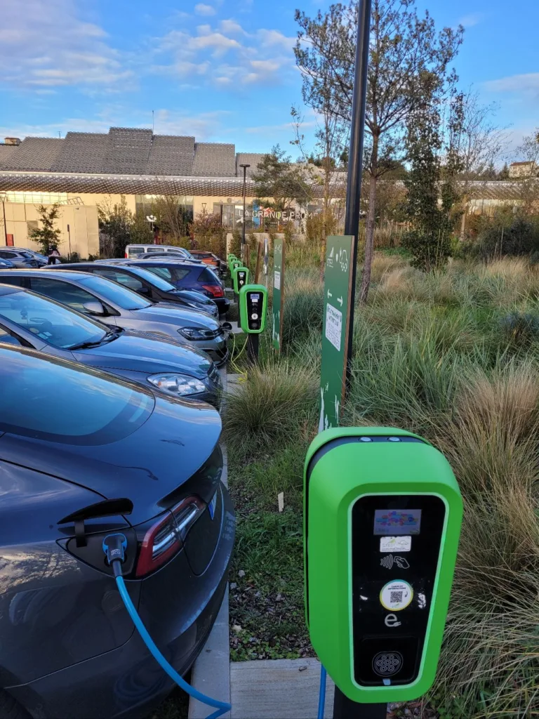 L&rsquo;avenir de la recharge électrique : Pourquoi les compagnies foncières devraient investir sans tiers-investissement ?