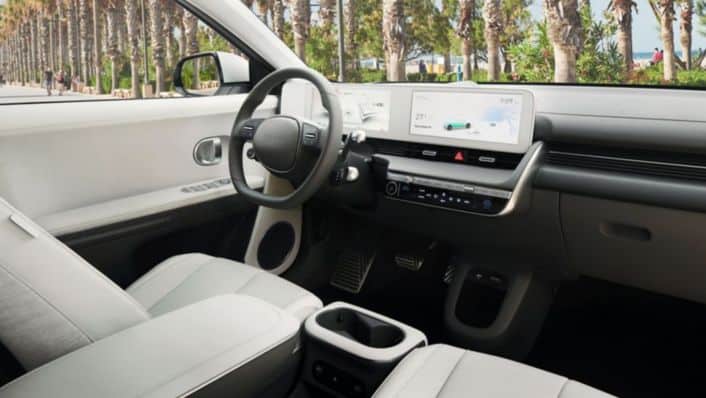 Vista interior frontal del Hyundai Ioniq 5 (fuente: Hyundai)