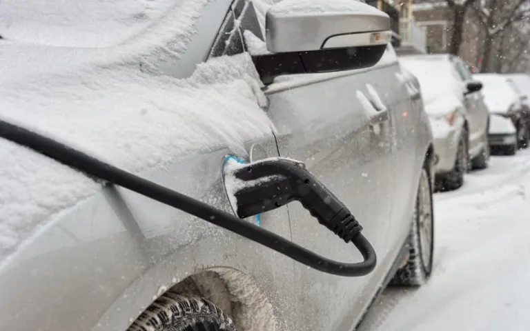 Système de freinage d&rsquo;une voiture électrique, freins à disque et étriers de freins
