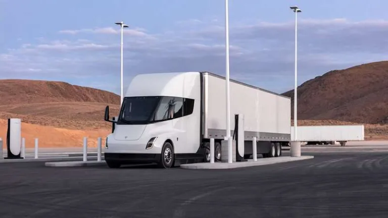 Tesla lance un corridor de recharge pour camions électriques de Texas à Californie, malgré l&rsquo;exclusion d&rsquo;un programme fédéral