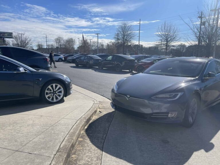 Tesla utilise la fonction autopilot pour livrer ses clients