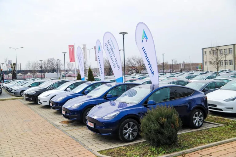 Des centaines de Tesla Model 3 et Y vont constituer la flotte d&rsquo;un opérateur de location de voitures en Roumanie, et les premières livraisons ont déjà commencé