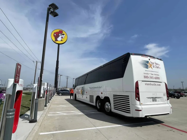 Supercharger: image choc d&rsquo;un bus garé en biais