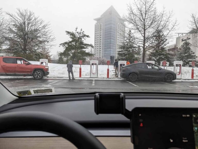 Un propriétaire de Rivian charge sur le réseau Supercharger de Tesla aux USA