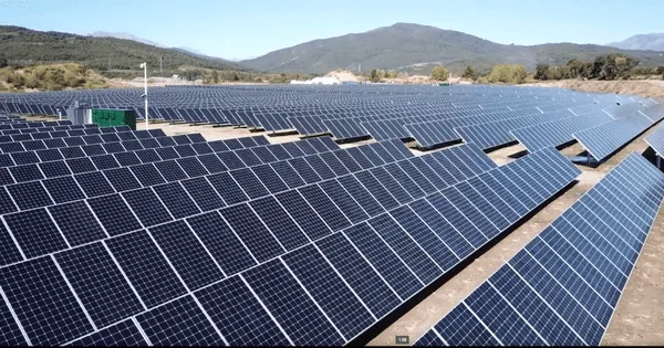 Guide des réglementations et des normes pour les fermes solaires et les systèmes de stockage d&rsquo;énergie : Comment rester en conformité ?